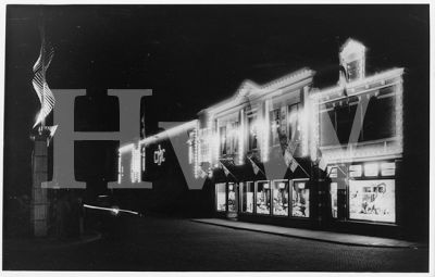1953

450 Jarig bestaan van Wormerveer.

We zien hier de Zaanweg naar links, genomen vanaf de Zaanbrug.

Rechts zien we op de Hoek Zaanweg - Edisonstraat de dames kapsalon van Geerling. Dan de manufacturenzaak van de weduwe Bakker en de melkfabriek van de C.M.C.
Trefwoorden: Zaanweg 450 Geerling Bakker manufacturen melkfabriek c.m.c.