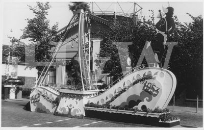 1953

450 Jarig bestaan van Wormerveer.

Op de achtergrond zien we de gashouder.

Op de voorgrond het huis van dokter Heeris.
Trefwoorden: Stationsstraat Heeris 450