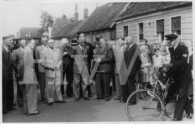 Krommenieeerweg met links man met zonnebril, burgermeester Lycklema. Bijeenkomst ivm 450 jarig bestaan van Wormerveer in 1953
Trefwoorden: Krommenieerweg 450 Lycklema
