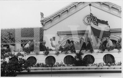 1953

450 Jarig bestaan van Wormerveer.

Bordes Gemeentehuis Stationsstraat
Trefwoorden: Gemeentehuis Stationsstraat 450