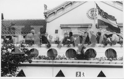 1953

450 Jarig bestaan van Wormerveer.

Bordes Gemeentehuis Stationsstraat
Trefwoorden: Gemeentehuis Stationsstraat 450
