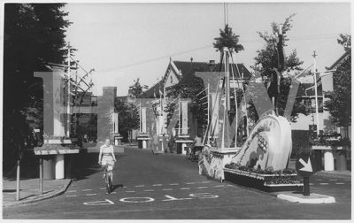 1953

450 Jarig bestaan van Wormerveer.

Stationsstraat met versieringen. We zien hier het Gemeentehuis
Trefwoorden: Gemeentehuis 450 Stationsstraat