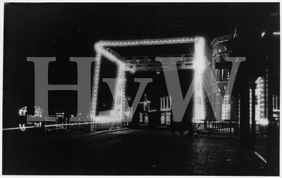 1953

450 Jarig bestaan van Wormerveer.

Zaanweg met versierde brug over de Noordersluis
Trefwoorden: Noordersluis Zaanweg 450