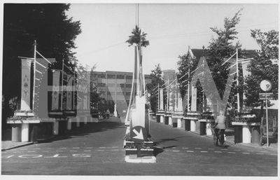 1953

450 Jarig bestaan van Wormerveer.

Stationsstraat met op de achtergrond âRouen
Trefwoorden: Rouen 450 Stationsstraat