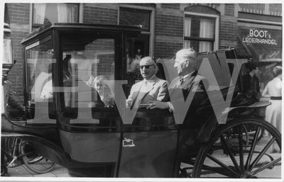 1953

450 Jarig bestaan van Wormerveer.

Burgemeester Lycklema in rijtuis op de Krommenieerweg thv Bootâs Lederhandel
Trefwoorden: Boot Lederhandel Krommenieerweg 450 Lycklema