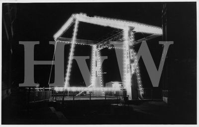 1953

450 Jarig bestaan van Wormerveer.

Brug op de Zaanweg over de Noordersluis mooi versierd met lampjes
Trefwoorden: Noordersluis Zaanweg 450