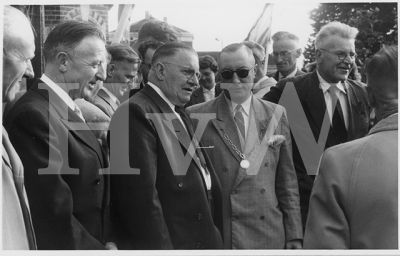 1953

450 Jarig bestaan van Wormerveer.

Man met zonnebril is Burgemeester Lycklema.

Foto genomen aan de Stationsstraat voor hget Gemeentehuis. Op de achtgrond het dak van NS Station
Trefwoorden: Lycklema Stationsstraat 450
