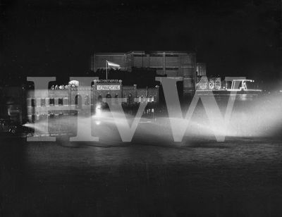 1953

450 Jarig bestaan van Wormerveer.

Brandweer voor machinefabriek de Verwachting op de Veerdijk in Wormer.

Op de achtergrond zien we de Zaanbrug
Trefwoorden: Zaanbrug 450