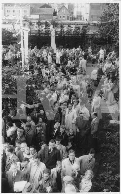 1953

450 Jarig bestaan van Wormerveer.

Foto genomen vanaf het bordes van Gemeentehuis Wormerveer aan de Stationsstraat
Trefwoorden: Stationsstraat Gemeentehuis 450
