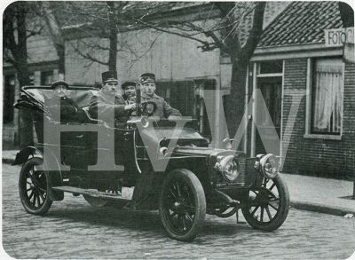 Foto uit de jaren 1914-1918. In de auto 2 militairen die in Wormerveer ingekwartierd waren. Tevens zien wij de heer C. Kelder een toen welbekend figuur in Wormerveer. Achterin de auto de heer van der Meulen, de vader van fotograaf Cornelis van der Meulen die achter de rijwielzaak van zijn vader een foto-atelier had.
Trefwoorden: 1914 1918 Krommenieerweg C. Kelder Cornelis van der Meulen foto-atelier